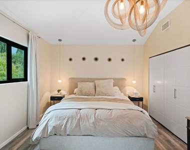 6558 Lasaine Avenue - Photo Thumbnail 7