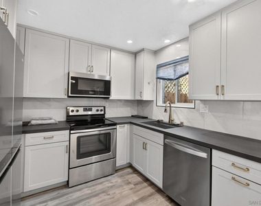 8009 Calle Fanita - Photo Thumbnail 9