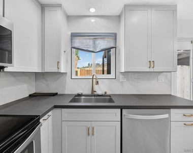 8009 Calle Fanita - Photo Thumbnail 10