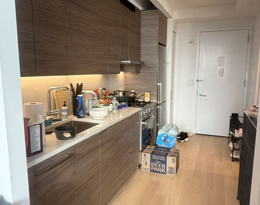 555 West 38th Street - Photo Thumbnail 4