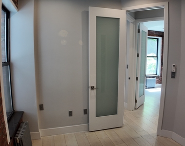 West 52nd Street - Photo Thumbnail 5