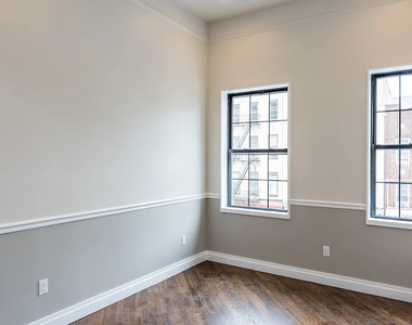 77 Graham Avenue - Photo Thumbnail 2