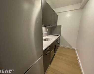 E 39th St - Photo Thumbnail 2