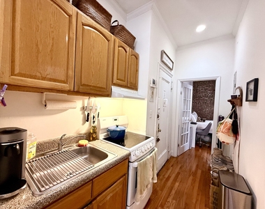 237 E 58th St - Photo Thumbnail 3
