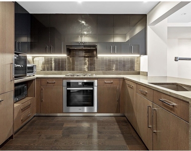 50 Riverside Blvd - Photo Thumbnail 3