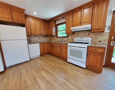 123 Maple Avenue - Photo Thumbnail 3