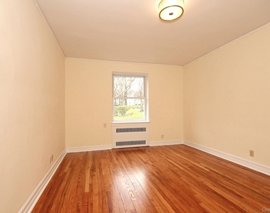 160 S Middle Neck Road - Photo Thumbnail 9