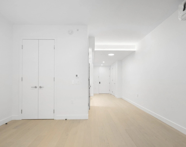 555 West 45th Street - Photo Thumbnail 4