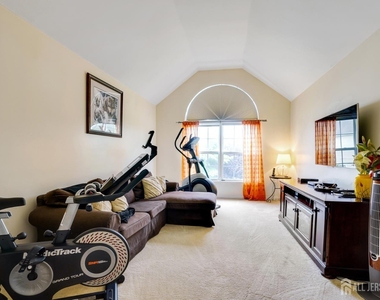 10 Crestwood Street - Photo Thumbnail 3