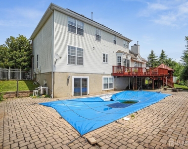 10 Crestwood Street - Photo Thumbnail 14