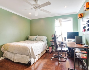 10 Crestwood Street - Photo Thumbnail 7