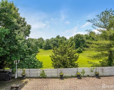 10 Crestwood Street - Photo Thumbnail 12