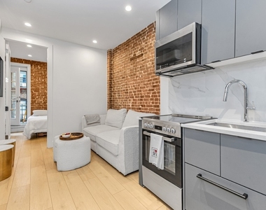 356 W 48th Street - Photo Thumbnail 5