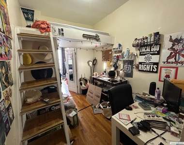 419 W 44th Street - Photo Thumbnail 8