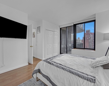 304 E 65th Street - Photo Thumbnail 8