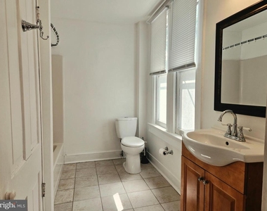 448 Loudoun Street N - Photo Thumbnail 2