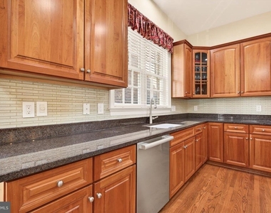 9860 Palace Green Way - Photo Thumbnail 15