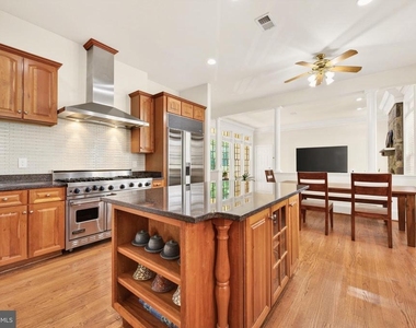 9860 Palace Green Way - Photo Thumbnail 17