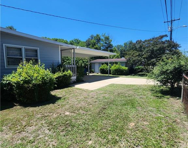 400 Roxie Avenue - Photo Thumbnail 6
