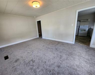 400 Roxie Avenue - Photo Thumbnail 7