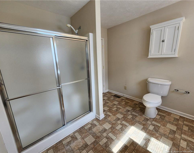 400 Roxie Avenue - Photo Thumbnail 16
