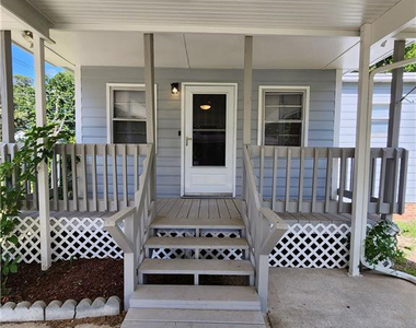 400 Roxie Avenue - Photo Thumbnail 3
