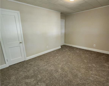 400 Roxie Avenue - Photo Thumbnail 11