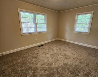 400 Roxie Avenue - Photo Thumbnail 9