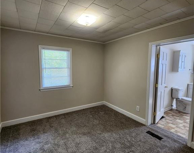 400 Roxie Avenue - Photo Thumbnail 12