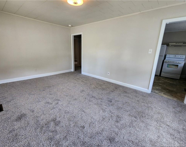 400 Roxie Avenue - Photo Thumbnail 8