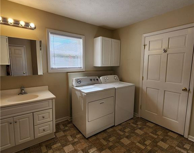 400 Roxie Avenue - Photo Thumbnail 15