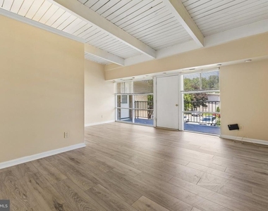 4901 Americana Drive - Photo Thumbnail 7