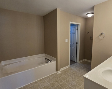 100 Jesse Drive - Photo Thumbnail 14