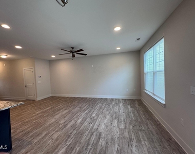 917 Hillman Lane - Photo Thumbnail 4