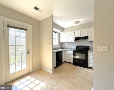 2509 S Walter Reed Drive - Photo Thumbnail 3