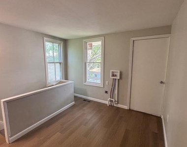 231 Roosevelt Avenue - Photo Thumbnail 8