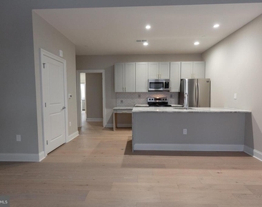 1411-1 Walnut Street - Photo Thumbnail 14