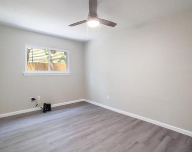 2121 Trede Dr - Photo Thumbnail 16