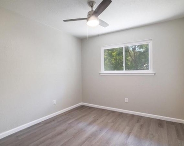 2121 Trede Dr - Photo Thumbnail 17