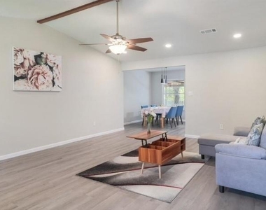 2121 Trede Dr - Photo Thumbnail 4