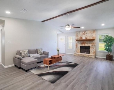 2121 Trede Dr - Photo Thumbnail 3