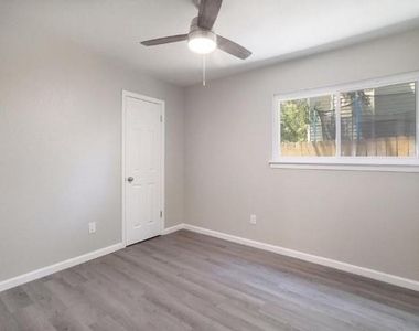 2121 Trede Dr - Photo Thumbnail 15