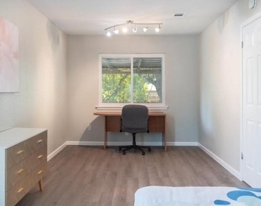 2121 Trede Dr - Photo Thumbnail 12