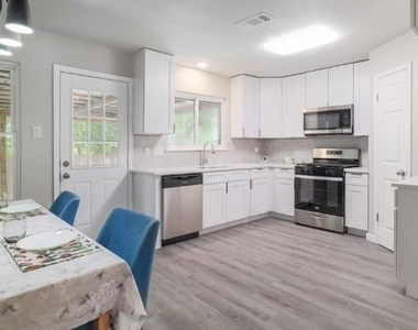 2121 Trede Dr - Photo Thumbnail 6