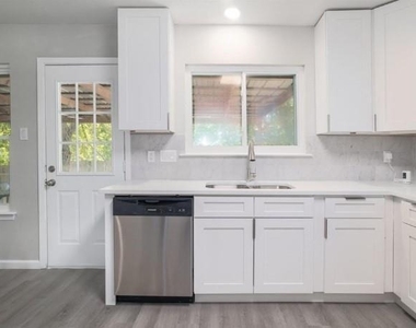2121 Trede Dr - Photo Thumbnail 8