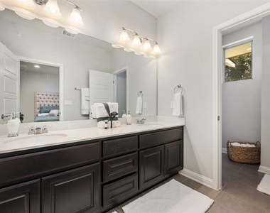 13800 Lyndhurst St - Photo Thumbnail 20