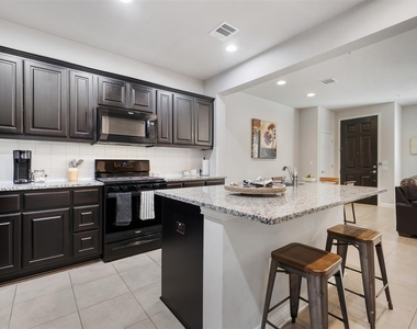 13800 Lyndhurst St - Photo Thumbnail 14