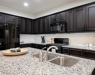 13800 Lyndhurst St - Photo Thumbnail 11