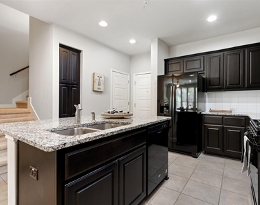13800 Lyndhurst St - Photo Thumbnail 12