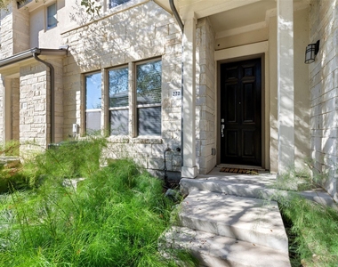 13800 Lyndhurst St - Photo Thumbnail 4